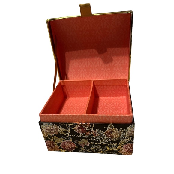 Beautiful trinket box that plays Swan Lake - Picture 4 of 7